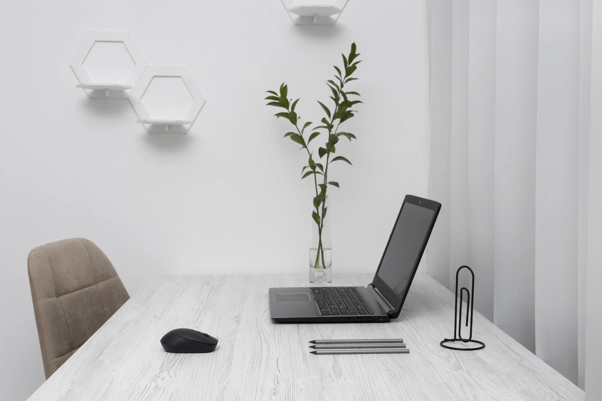 Hot Desk Etiquette Do’s and Don’ts for Hybrid Teams