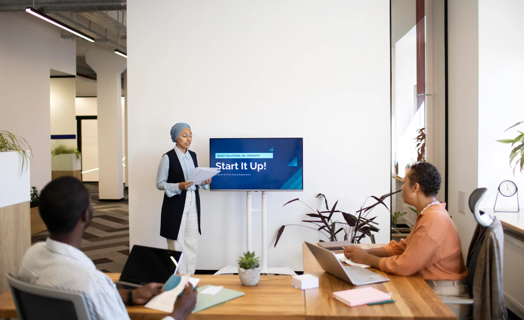 Top Benefits of a Meeting Room Booking System for Modern Workplaces (2026)