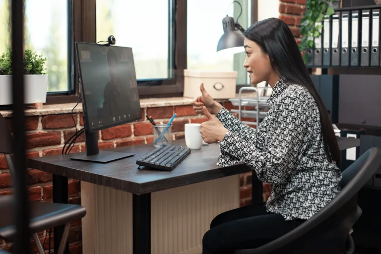 How a Desk Booking System Can Support the Hybrid Workforce