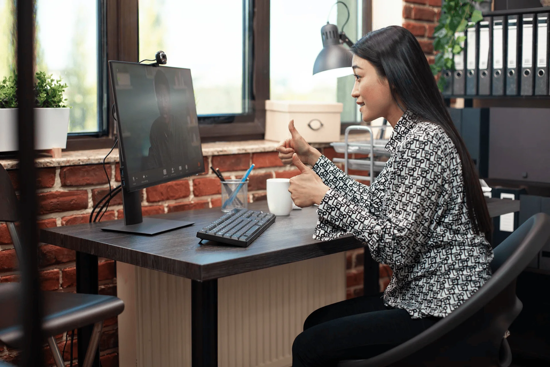 How a Desk Booking System Can Support the Hybrid Workforce