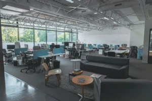 How Office Hoteling Improves Productivity in Hybrid Workplaces