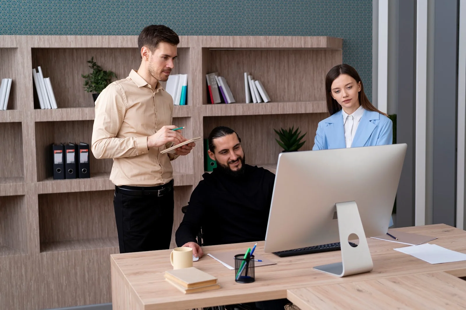 colleagues looking the screen and discuss something