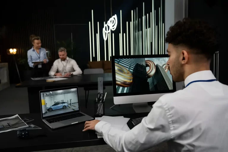 people seeing screens at office